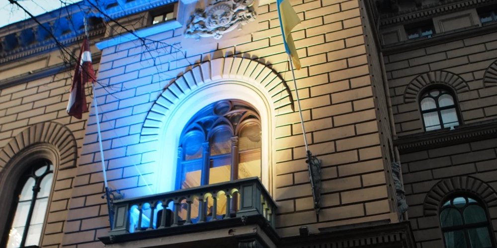 VIDEO: skanot "Slava Ukrainai!" saukļiem, Saeimas namu izgaismo Ukrainas karoga krāsās