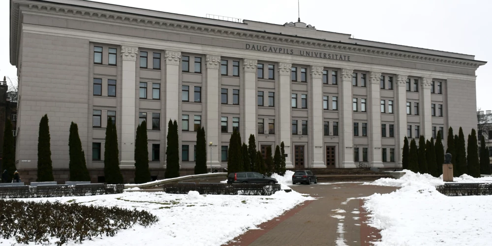 МОН: объединению Даугавпилсского и Латвийского университетов — быть