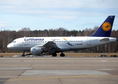 Aviosabiedrības "Lufthansa" lidmašīna starptautiskajā lidostā "Rīga".