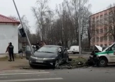 Полицейские оказали пострадавшей необходимую помощь. (Фото: скриншот видео liepainiekiem.lv)