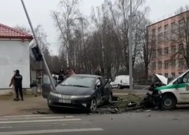 Полицейская машина протаранила "Хонду" лиепайчанки: пострадавшая госпитализирована