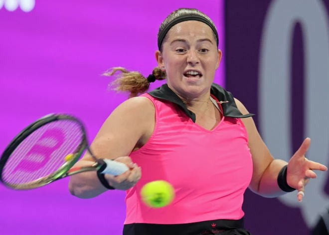 Ostapenko Dohas "WTA 500" turnīra otrajā kārtā zaudē spēcīgajai Pegulai