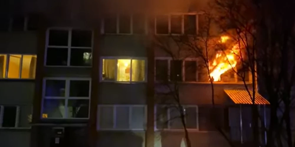 Ulbrokā no degošas ēkas izglābti 20 cilvēki, viens gājis bojā
