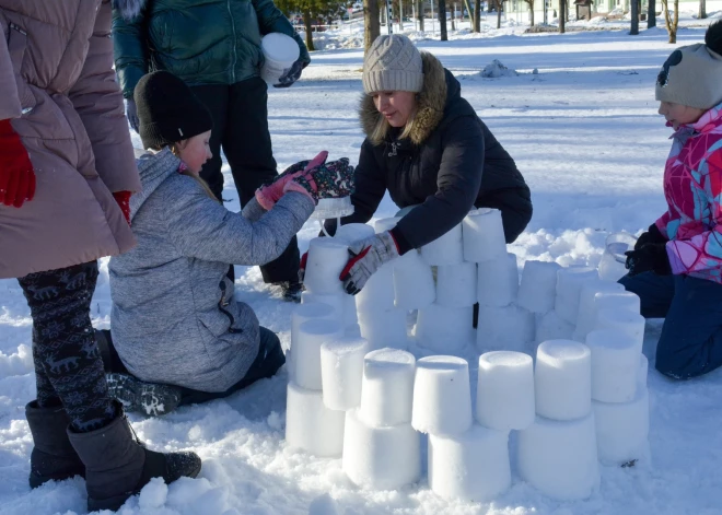 Krāslavas novada Mūzikas un mākslas skola 14. februārī Dagdā sarīkoja pirmo Sniega skulptūru festivālu.