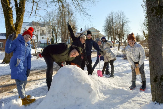 Latgalē joprojām pilnā sparā nododas ziemas priekiem. Dagdā nule noticis Sniega skulptūru festivāls.