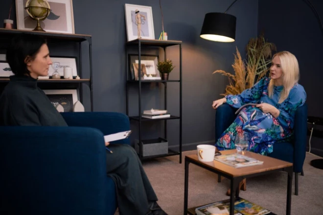 "Pirms simt gadiem, kas nemaz nebija tik sen, bija ievērojami atšķirīgs mūža ilgums – ap 1915. gadu mūža vidējais ilgums bija 35–40 gadi. Ja ir tik īss mūžs, tad taču nevar pagūt nomainīt partneri! Un tad radās šie stāsti par mīlu mūža garumā," Latvijas ģimeņu augstos šķiršanās rādītājus komentē zinātniece Anda Ķīvīte-Urtāne.