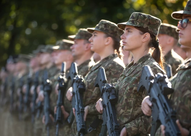 Ar aicinājumu dzemdēt un diskriminācijas apspriešanu Saeimā noraida priekšlikumu obligāto aizsardzības dienestu attiecināt arī uz sievietēm