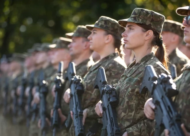 Пока на добровольных началах: Сейм отклонил идею об обязательном призыве женщин в армию