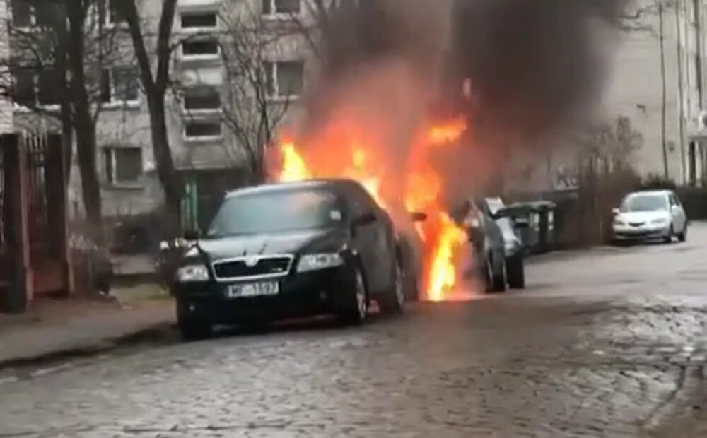 Stāvvietā Rīgā aizdegušās trīs automašīnas; liesmas nodzēsuši studenti