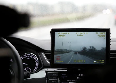 VIDEO: Valmieras novadā aptur autovadītāju, kurš brauca ar 169 kilometriem stundā