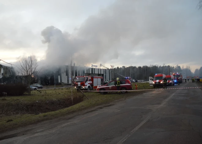 Miris viens no dronu ražotnes ugunsgrēkā cietušajiem darbiniekiem