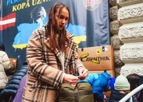 FOTO: uz Ukrainu nosūtīti 100 silto guļammaisu; katrā no tiem - mīļš pārsteigums