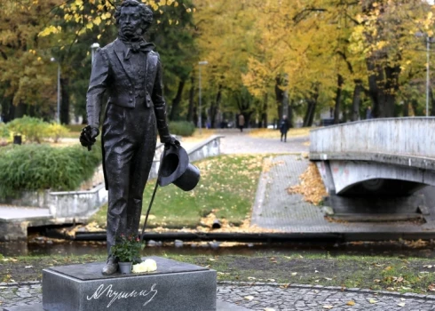 Rīgas dome joprojām nevar izlemt, vai aizvākt nelikumīgi uzstādītu, Maskavas dāvinātu pieminekli