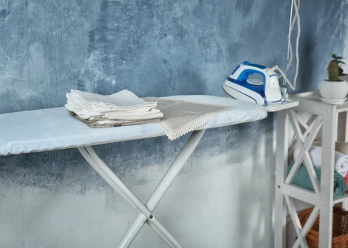 Metāla virsmas ir daudz praktiskākas un ērtākas, jo tās ir gana plānas un ļoti izturīgas. Šāds dēls ir arī krietni vieglāks par koka līdzinieku.