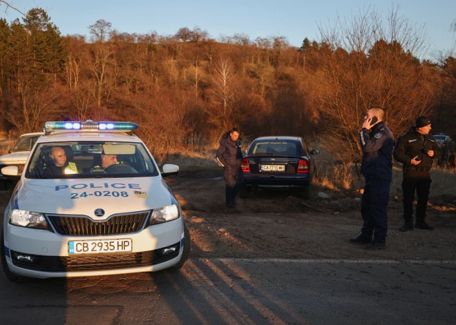 Policija uzduras baisam atradumam — kravas auto atrasti 18 miruši migranti