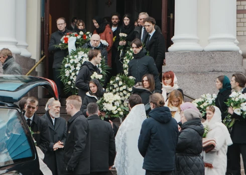 Atvadīties no Gruzdova bija ieradušies daudzi bijušie kolēģi no Latvijas teātriem.