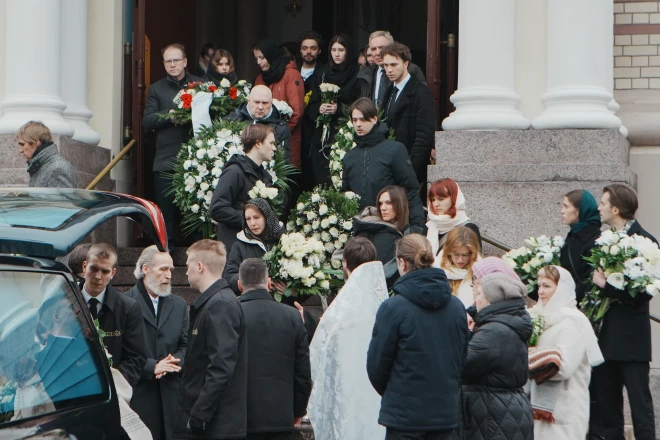 Atvadīties no Gruzdova bija ieradušies daudzi bijušie kolēģi no Latvijas teātriem.