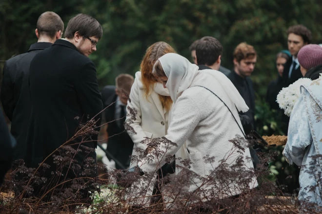 Mihails Gruzdovs apglabāts Mākslinieku kapu kalniņā Pirmajos Meža kapos.