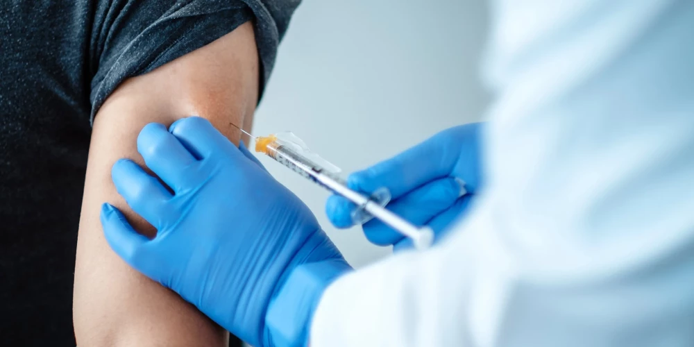 Par Covid-19 vakcīnu izraisītu kaitējumu kompensācijās plāno izmaksāt 30 000 eiro