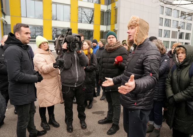 Evakuēto Krišjāņa Valdemāra ielas ēku iedzīvotāji var pieteikties krīzes pabalstam; mājās nevar ieiet pat pēc mantām