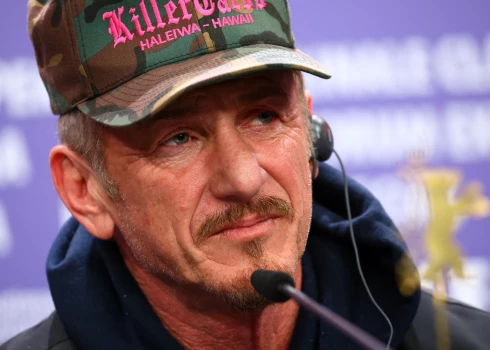 Režisors Šons Penns apmeklē preses konferenci, lai popularizētu dokumentālo filmu "Superspēks" 73. Berlīnes starptautiskajā kinofestivālā Vācijā 2023. gada 18. februārī.