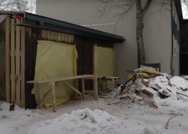 "Без предупреждения, посреди зимы": рижанка возмущена сносом сараев для дров в разгар отопительного сезона