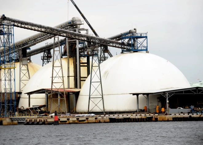 Rīgas ostā ar, iespējams, viltotiem kvalitātes sertifikātiem Ukrainas uzņēmumiem tirgo krievu degvielu