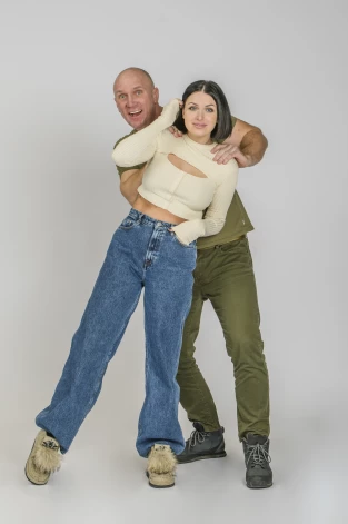 Elīna un Artjoms kopā ir jau aptuveni desmit gadu. Abu kopdzīves laikā pasaulē nākuši trīs kopīgi bērni.