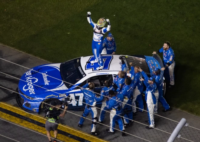 Leģendārajās "Daytona 500" autosacīkstēs uzvarētāja noskaidrošanai vajag divus papildlaikus