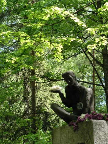 Aktiera Edgara Liepiņa (1928-1995) talanta cienītājus ne pa jokam satraucis paziņojums par viņa iespējamo pārapbedīšanu.