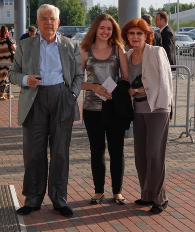 Raimonds Pauls ar sievu Lanu un mazmeitu Moniku.