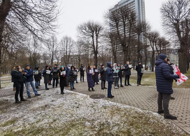 Pirmdien Rīgā, pie Ministru kabineta ēkas, akcijā bijušā Gruzijas prezidenta Mihaila Saakašvili atbalstam bija pulcējušies ap 30 cilvēki.