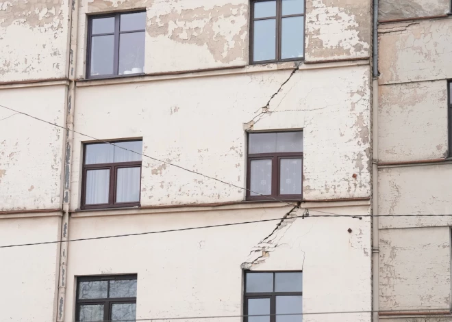 Аварийные дома на ул. Валдемара: движение транспорта возобновят, а жильцам разрешат взять необходимые вещи