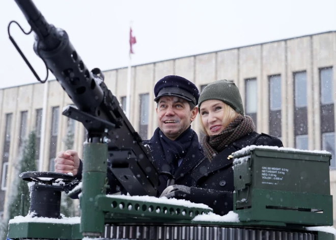 Ukrainas parlamenta vicespīkere Olena Kondratjuka un Ukrainas vēstnieks Latvijā Oleksandrs Miščenko piedalās pasākumā pie Kongresu nama, kurā Latvijas ukraiņu konfederācija "Viče" organizē humanitārā konvoja pavadīšanu uz Ukrainu.