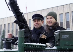 Ukrainas parlamenta vicespīkere Olena Kondratjuka un Ukrainas vēstnieks Latvijā Oleksandrs Miščenko piedalās pasākumā pie Kongresu nama, kurā Latvijas ukraiņu konfederācija "Viče" organizē humanitārā konvoja pavadīšanu uz Ukrainu.