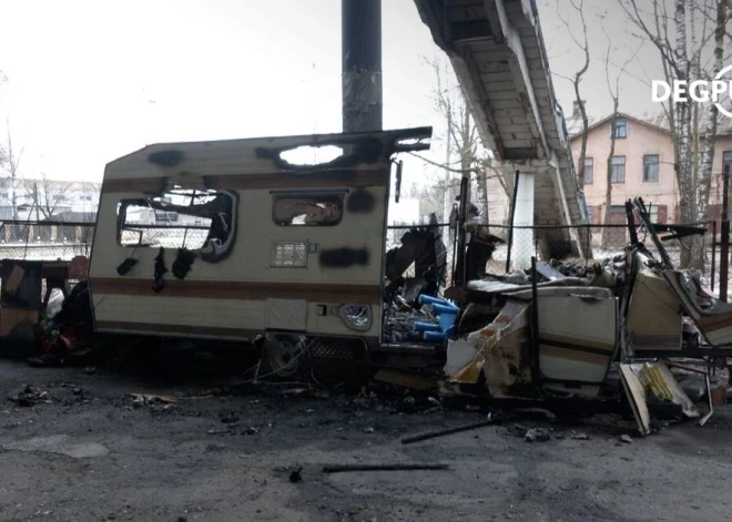 В Риге во время пожара погиб мужчина, живший в вагончике под мостом