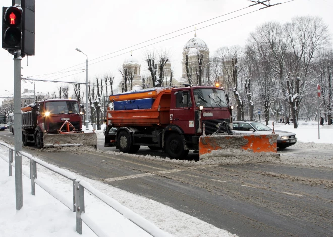 Braukšanas apstākļi apgrūtināti teju visā Latvijā