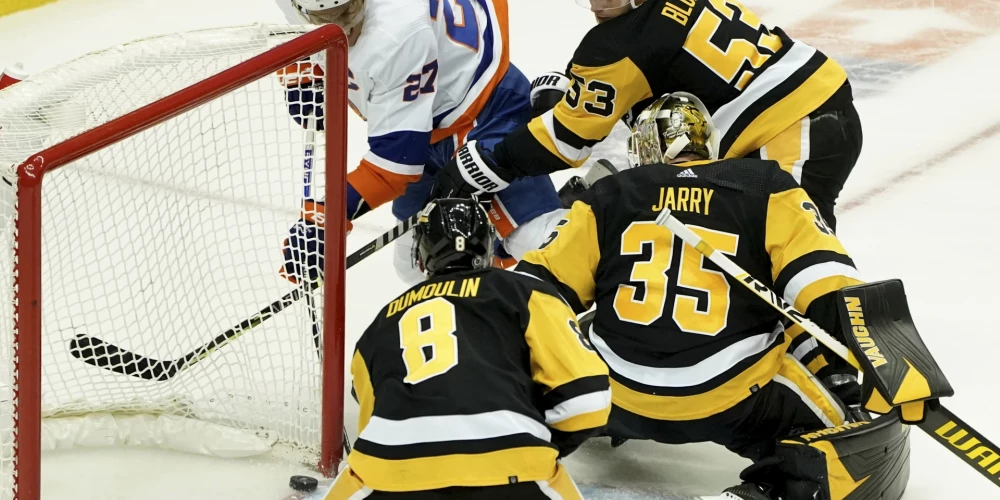 Bļugera "Penguins" vēlreiz zaudē "Islanders"