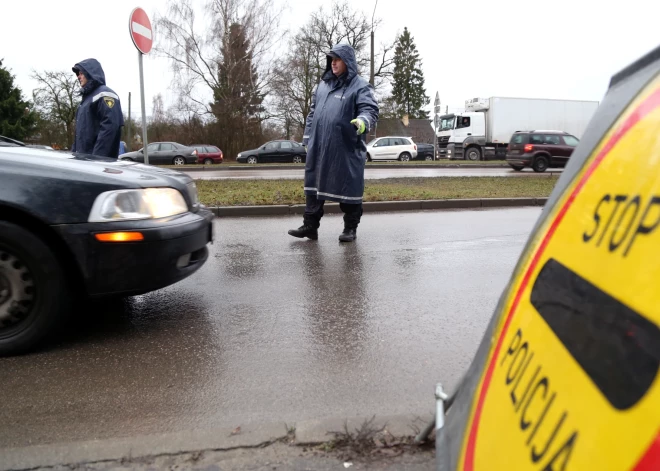 Pirmdien sākti kriminālprocesi pret astoņiem dzērājšoferiem, četri no viņiem paliks bez auto