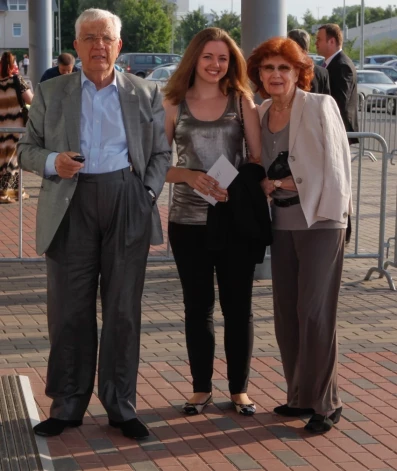 Раймонд Паулс с женой Ланой и внучкой Моникой.