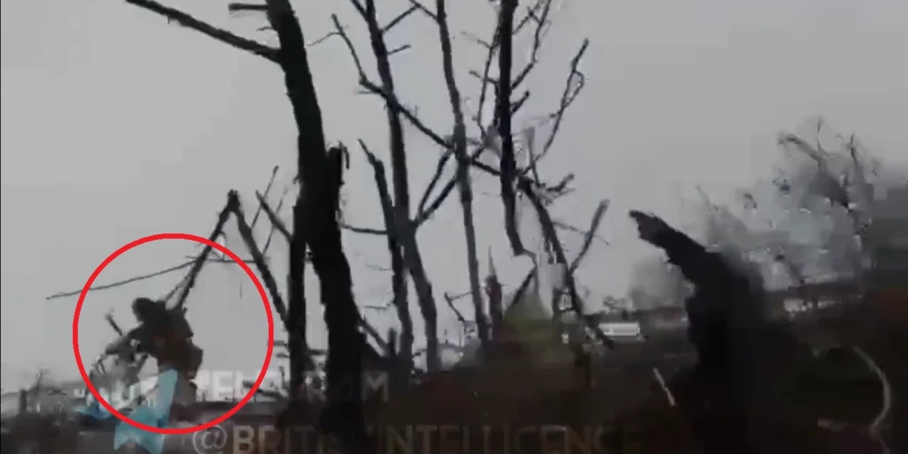 VIDEO: internetā jūsmo par ukraiņu "Plēsoņu", kurš ar dažādiem ieročiem stājas pretī okupantu triecienam