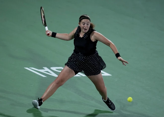 Ostapenko grauj čehu talantu un iekļūst Dubaijas turnīra astotdaļfinālā