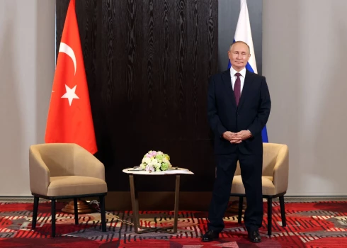 Krievijas diktators Vladimirs Putins spiests gaidīt Turcijas līderi Radžepu Tajipu Erdoganu.