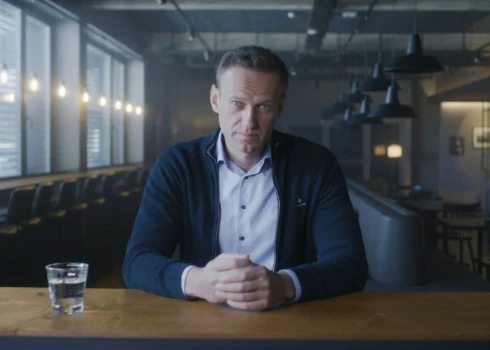 Dokumentālajā filmā "Navaļnijs" ("Navalny") režisors Daniels Roers pēta Krievijas opozīcijas līdera Alekseja Navaļnija dzīvi un darbu.