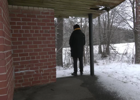 Парень остался один на остановке, все его вещи остались в автобусе. (Фото: скриншот Bez Tabu)