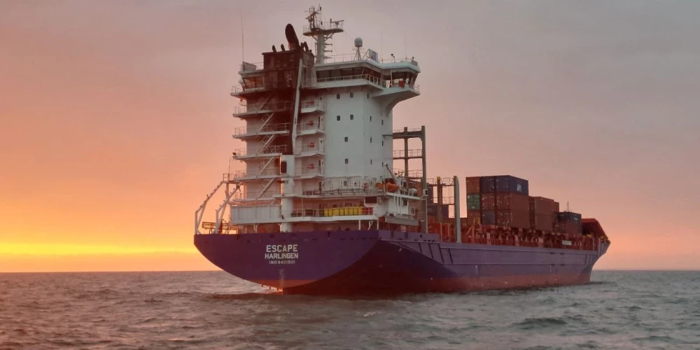 Baltijas jūrā aizdedzies kuģis ar bīstamu kravu