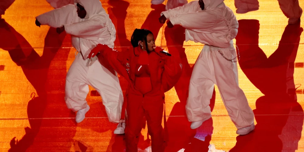 Football - NFL - Super Bowl LVII - Half-Time Show - State Farm Stadium, Glendale, Arizona, United States - February 12, 2023 Rihanna performs during the halftime show REUTERS/Brendan Mcdermid