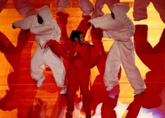 Football - NFL - Super Bowl LVII - Half-Time Show - State Farm Stadium, Glendale, Arizona, United States - February 12, 2023 Rihanna performs during the halftime show REUTERS/Brendan Mcdermid