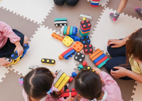 Bērnam autisms, Alcheimers, neirozes – Rīgas bērnudārzā smagas diagnozes bērniem nebaidās uzstādīt pedagogi