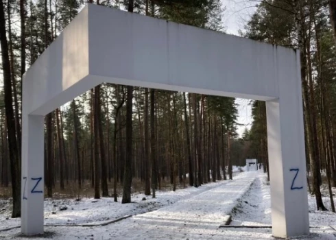 "Antifašisti" apgāna nacistu upuru piemiņas vietu? Ar krievu agresijas simboliem apķēpāts Biķernieku memoriāls